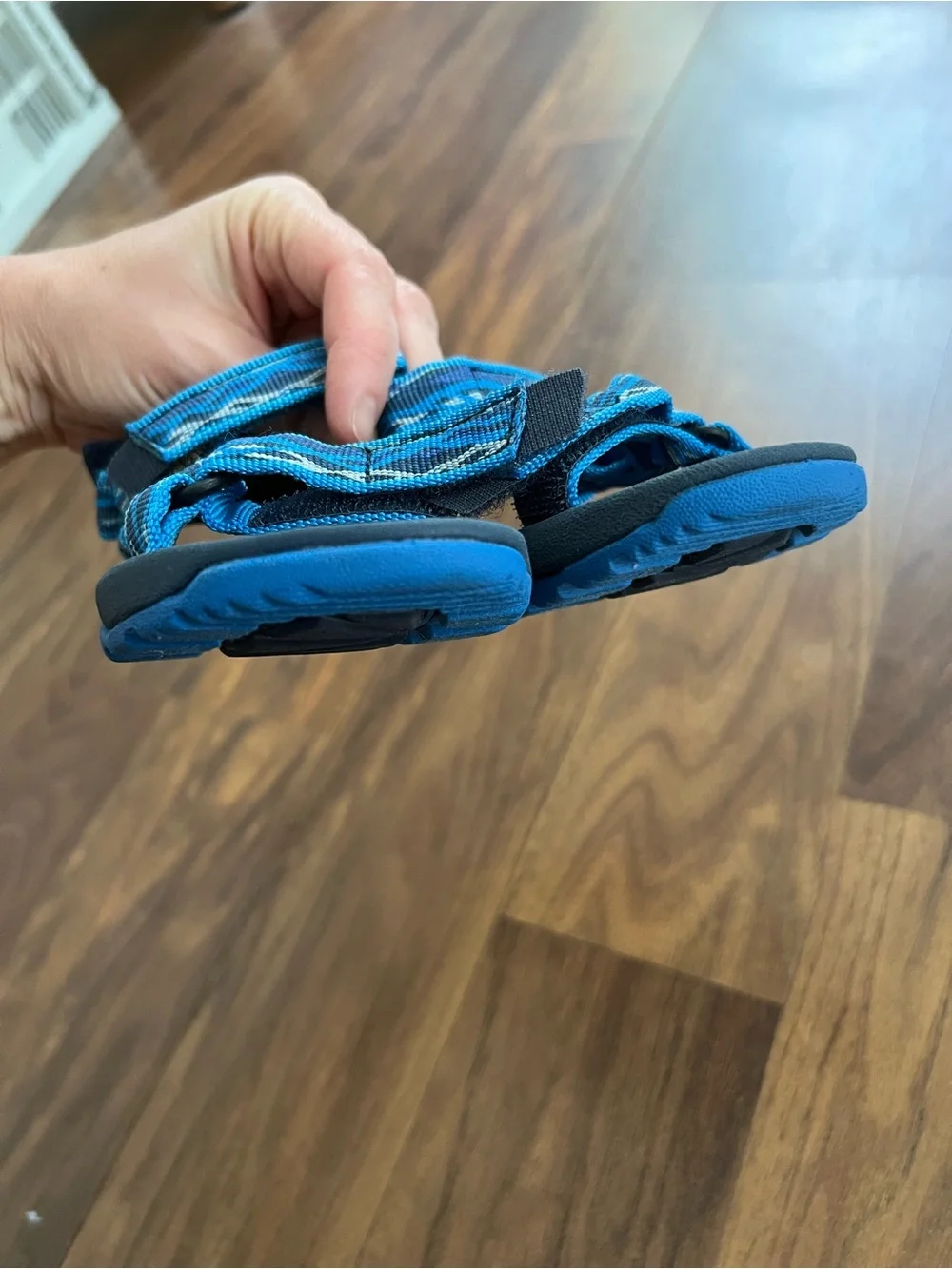 Pre-owned Teva toddler sandals in blue size 5